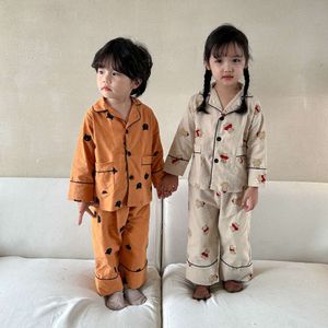 Höst 100% bomulls hemkläder kostym pojke flicka barn tryck toppar + byxor pamas 2 st baby barn prickar lösa pyjamas set l2405