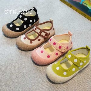 Platta skor söta polka dot skor barn 2023 canvas vulkaniserad zapatos liten flicka söt tjock botten balett platt botten baby bomullsfötter q240523