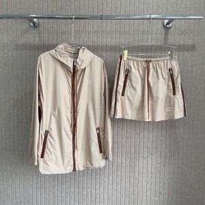 女性のスーツブレザーMM24夏の印刷文字フード付きジャケットジャケットショートスカートセット