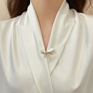 Irregular pearl bow women a sense of niche design. Exquisite high-end brooch with anti slip buckle for clothing