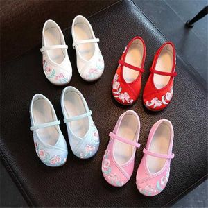 Flat shoes Girl Embroidery Apartment Old Beijing Cloth Shoes Childrens Canvas Dance Ballet Shoes Chinese Retro Rural Handmade Silk Dress Shoes Q240523