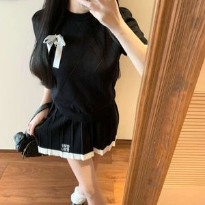 Miumiuss Tshirt Family 24Ss New Age Reducing Ice Cool Silk Bow Pin Top+Pleated Skirt Set Fashion Versatile Miumium 157