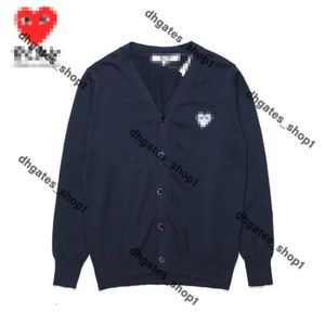 UOMINI DESIGNER SWEATERS CDGS Play Magile maglione Comme Casuals Cashing Spaccature Des Badge Garcons Hoodie Red Heart Cuore lungo Cardigan CDGS CDGS Shirt 841