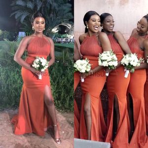 Günstige neue sexy afrikanische Meerjungfrau Brautjungfernkleider Orange Neckholder Split Plus Size Hochzeit Gastkleid drapierte Gartenmädchen Go 302a