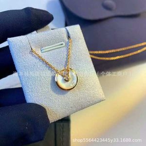 Vagnhalsband charmig intellektuell talisman med vit fritillaria röd agat tjock pläterad 18k rosguldlås med original halsband 9U7m