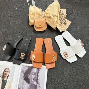 Designer deslizes de chinelos femininos Sliders de couro de verão Sandálias Moda Branca Branca Branca Sandale Tamanho 35-42