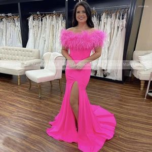 Vestidos de festa Sexy High Slit Pink Night com Avestruz Feather 2024 Coconte de barco Vestido formal de ocasião formal