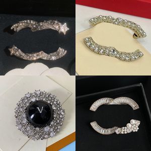 Różnorodne broszki projektanta biżuterii Diamond Pearl Letter Brooch Broch Broch Mark