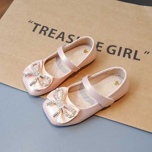 Flat Shouse Girl Mary Jane Pearl Bow Simple Tough Toe Light Light Leather Shoes для детей милые 2023 Новый PU Childrens Moccasin Shoes Fashion Q240523