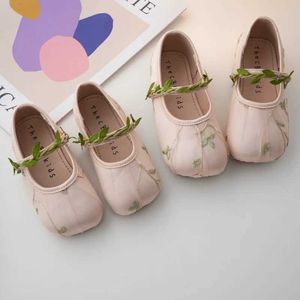 Flat shoes Childrens Flat Shoes Elegant Knitted Embroidered Girls Shoes Spring New Light Soft Sole Childrens Shoes Princess Mary Jens Q240523