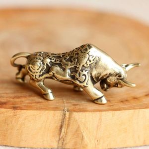 Mosiężna Wall Street Bull Fighghing Key Pendant Vintage Copper Lucky Bull Blakin Charm Chinese Feng Shui Wiszący wystrój biżuterii