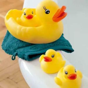 Baby Bad Spielzeug 4 Stücke Gummi Ente Familie gepresst Ente Babyparty Spielzeug schwimmende Badewanne gelbe Enten Spielzeug Kindergeburtstag Geschenke2452422