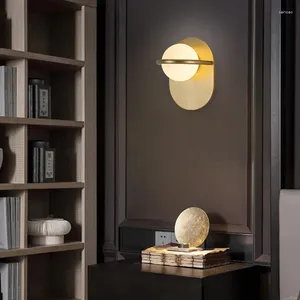 Lampada murale Nordic Luce di lusso Moderna Minimalista Personalità della moda Creativa Creativo Creazione camera da letto Camera Villa Ball Glass Sconce