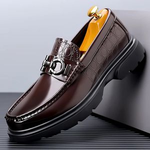 British Style Men Moda Sapatos de couro genuínos Casual Mocas Mens Slipon vestido de negócios ao ar livre 240524