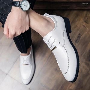Sıradan ayakkabılar sivri beyaz oxford ayakkabı yumuşak, rahat resmi düğün adam deri düşük topuk moda İngiliz tarzı loafer