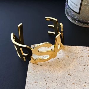 Nuovi braccialetti Donne Bragle Designer Lettera Gioielli Fuce in pelle Funga 18K Gold Oro inossidabile Polsole per braccialetti di moda Accessori per la moda