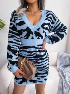 Arbeitskleider Frauen Herbst Winter Mode Tiger Muster Laternenhülsen V-Ausschnitt Taille verpacktes Pelzkleid Kurzrock Kleidung