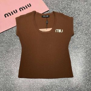 Zweiteiliger Kleid Mi24 Qing -Stil Buchstabe Brustnadeldekoration breiter Schulterhülsen und schlanker, vielseitiger gestrickter Tanktop
