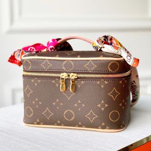 Lyxkvalitet Luxury Handbag Top Handle Makeup Bag Designer Crossbody Make Up Leather Clutch Travel Toalett Väska Fashion Mens Shoulder Woman Cosmetic Wash Tote Påsar
