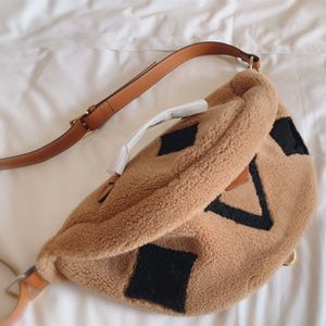 Midjeväskor Mense Womens Winter Teddy midja påse designer bröstväskor crossbody lamm äkta mjuk päls bumbag klassisk axel bälte han 247m