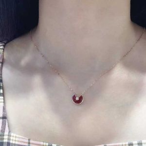 Cart Necklace Classic Charm Design Amulet pläterad med 18K Rose Gold Luxurious and Red Chalcedony Inlaid Diamonds Collone With Original Necklace WLBX