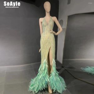 Party Dresses Shiny Green V-hals Side Slit Feather Evening Sexig Back Design Luxury Beaded Wedding Dress Soayle CA22320