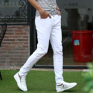 Mäns jeans herrar elastiska ultratunna vita jeans koreanska mode ungdomar ultratunna lämpliga för varor byxor klassiska gatukläder män denim byxor q240523
