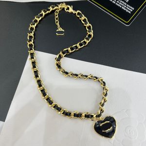 Lyxdesigner halsband choker kedja 18k guldpläterad koppar märke bokstav hjärta hänge halsband för mode kvinnor smycken grossist