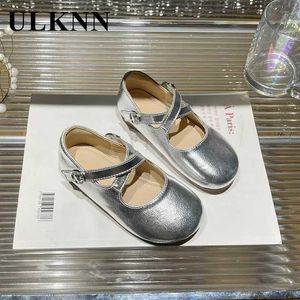 Flat Shoes Girls Silver Leather Shoes Studenter Nya balettskor Barnprinsessan Bekväm prestanda Pink Apartment Baby Bean Shoes Q240523