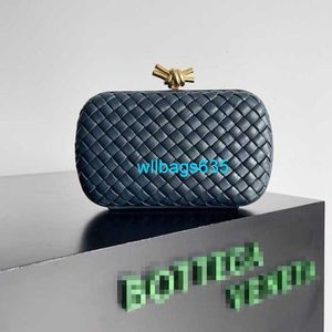 Stylish Bag Women's Bottegavvenet Bag Knot Minaudiere Clutch Foulard Intreccio Leather Metallic Knot CLASP STÄNGNING MED LOGO WLSG