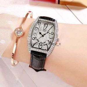 Koreańska wersja modnego kwadratowego pełnego diamentu zegarek internetowy celebrytka na żywo w kształcie baryłki w kształcie baryłki damskiej niebo student