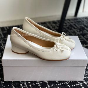 Top -Qualität Bowtie Tabi Pumps Schuhe Chunky Block Heels Sandal Echtes Leder -Laobers Kätzchen Heels Kleiderschuhe Luxus -Designerschuhe für Frauenfabrikschuhe