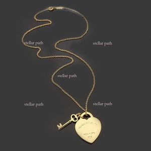 Gioielli designer Tiffanyjewelry Gioielli in oro asiatico T lettera Key Peach Heart Interlayer Collana Womens Grande Heart Heart Personality Personality Light Luxury 419