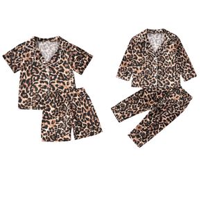 2020 Ny 1-6 års mode småbarn baby pojke flicka leopard pamas lång / kort ärm toppbyxor knäppa ner sömnkläder nattklänning l2405