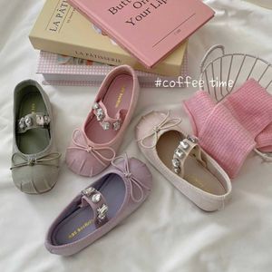Flat Shoes 2024 Spring Girl Mary Jane Shoes Korean Style Satin Childrens Performance Single Shoes Girl Rhinestone Flat Shoes Soft Sole Q240523