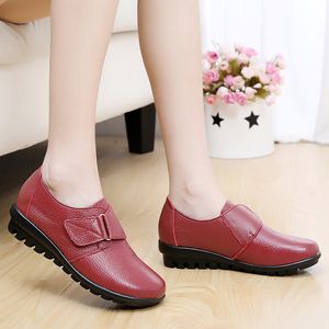 Kadınlar Orijinal Deri Moccasins Mom Hook ve Döngü Kama Ayakkabıları Kadın Artı Boyut 42/43 Düz Loafers Kadınların kaymaz ayakkabıları Sonbahar