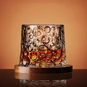 Tumbler Whiskyglas mit Basiskristallgläser rotierender drehender Wein Brandy Cup Getränke für Bar zu Hause 240522
