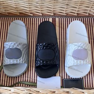 Designer glider kvinnorsandaler Låsande texturerat gummi Sandal Fashion Luxury Summer Beach Sneakers Black Mens Shoes Grey Women White Flat Slippers