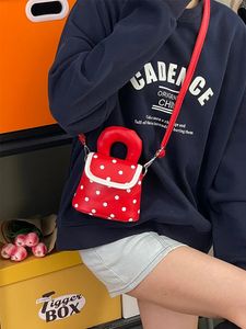 Koreański styl mini okrągły torebka kubełka Kobieta Summer Cute Girl Heart Handheld Crossbody Bag Codzienne wszechstronne torby na ramię 240524