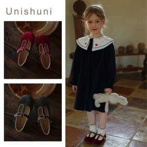 フラットシューズUNISHUNI T-STRAPメアリージェーンガールズシューズビンテージベルベットパーティードレスアパートレッドグリーンチルドレンズクリスマスシューズQ240523