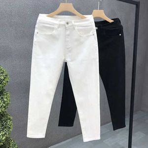 Mäns jeans fashionabla lyxdesigner Mens White and Black Jeans Ultra-tunna lämpliga för koreansk stil elastiska denim byxor sommar elastiska snäva jeans män q240523