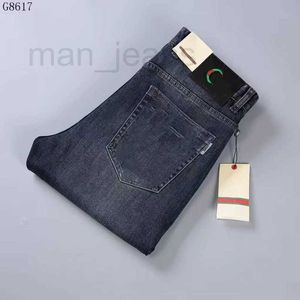 Mäns jeans designer mode mäns jeans byxorna stil heta tryck hål målning smal sträcka tryckt små fötter denim ab98