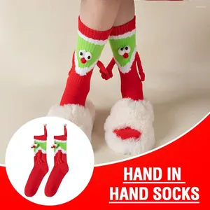 Women Socks 2024 Рождественская рука в милой забавной паре держит и бросает зимнюю осенню