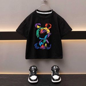 T-Shirts Boys Pamuk T-Shirt Karikatür Graffiti Ayı Baskı Kızlar T-Shirt Yaz Kısa Kollu Çocuklar Top Yüksek Kaliteli Günlük Çocuk Giyim D240525