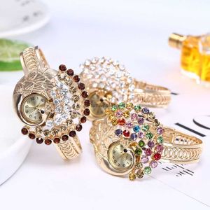 2024 Koreanska kvinnors titta på trenden Peacock Armband Watch Diamond Fashion
