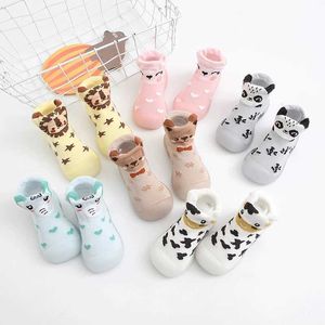 Första vandrare Nya Autumn Winter Baby First Shoes 6M-3Y Barn inomhus Anti Slip Tecknad strumpor Skor Gummi Sole Cotton Pre Walking Shoes D240525