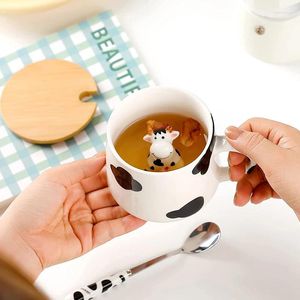 Canecas fofas de caneca de café cerâmica copo de chá escondido 3d vaca com colher tampa