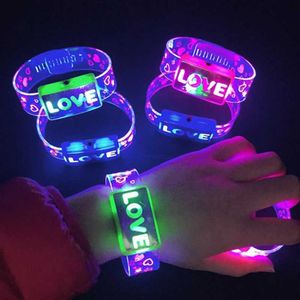 Led Oyuncaklar 5/10/20 Sıvı Bilezikler Glow Light Love Love-Sholing Wrist Karanlık Çılgın Noel Oyunları Q0524