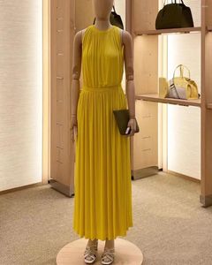 カジュアルドレス黄色のプリーツドレスOネックノースリーブホリデーウーマン服2024夏のファッションホローソリッドビーチロング
