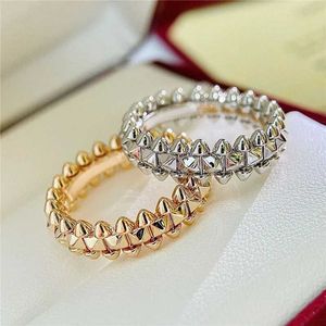 Pierścienie klastra Nowa gorąca sprzedaż 925 Pierścień srebrnego nitu srebrnego dla kobiet spersonalizowany punkowy trend luksusowy marka biżuterii para prezentów t240524